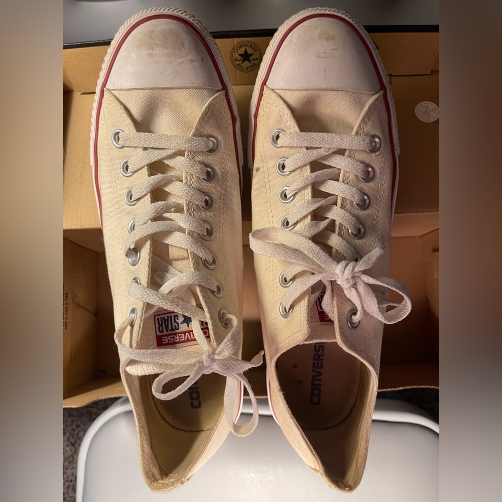 Unisex white Converse Chuck Taylor All Star size 10 men/12 women worn a bit